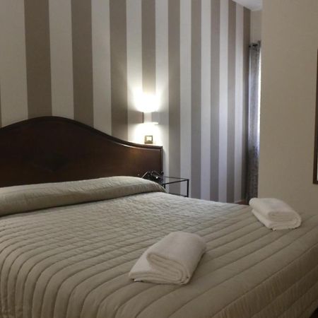 Hotel Piscina La Suite Prossedi ภายนอก รูปภาพ