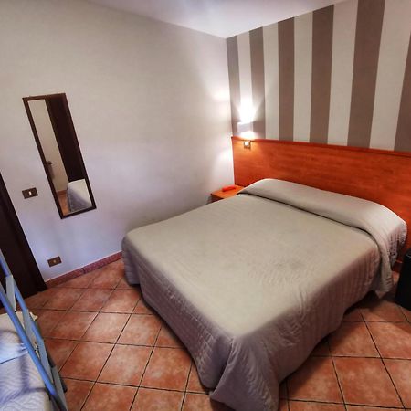 Hotel Piscina La Suite Prossedi ภายนอก รูปภาพ
