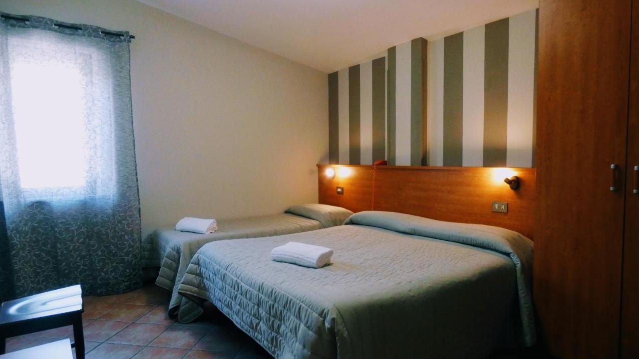 Hotel Piscina La Suite Prossedi ภายนอก รูปภาพ