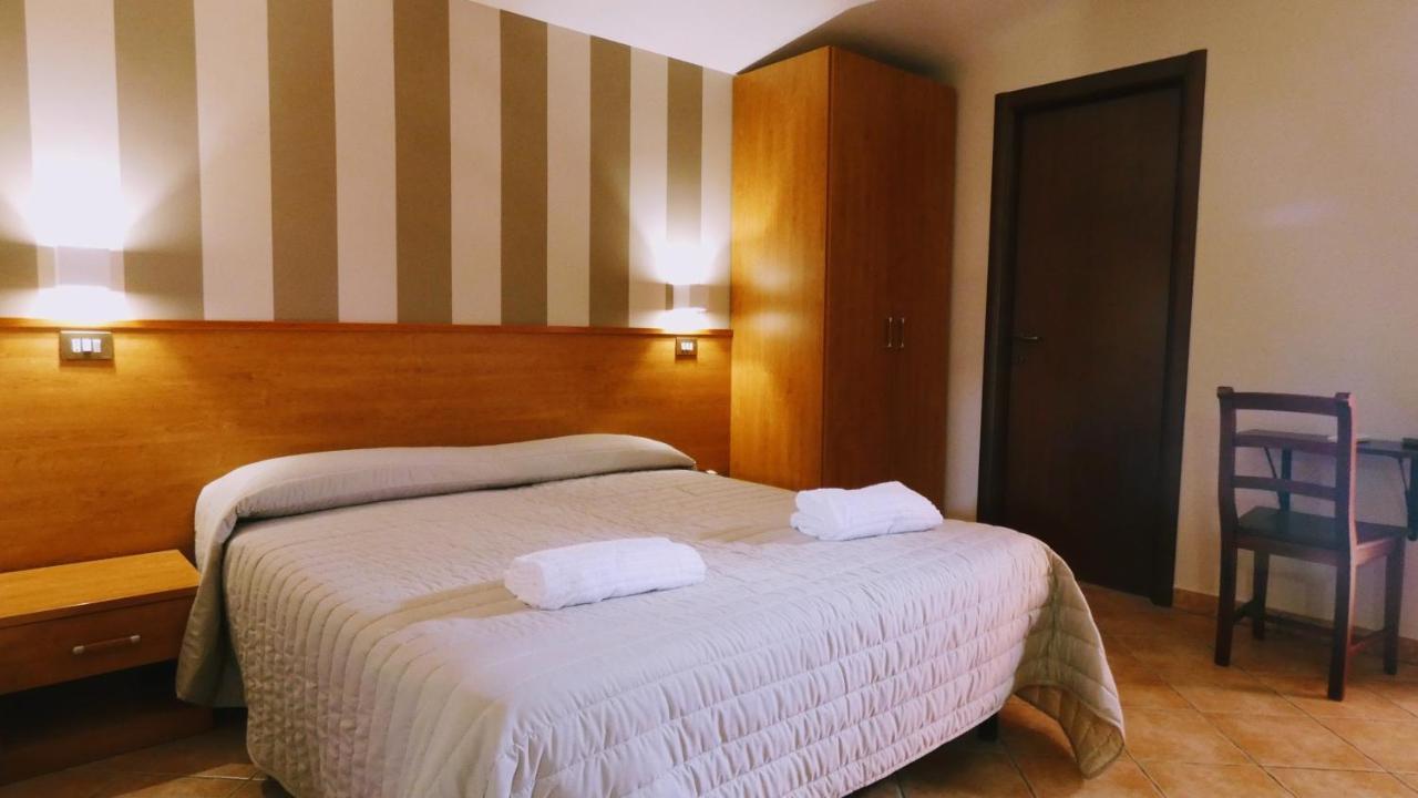Hotel Piscina La Suite Prossedi ภายนอก รูปภาพ