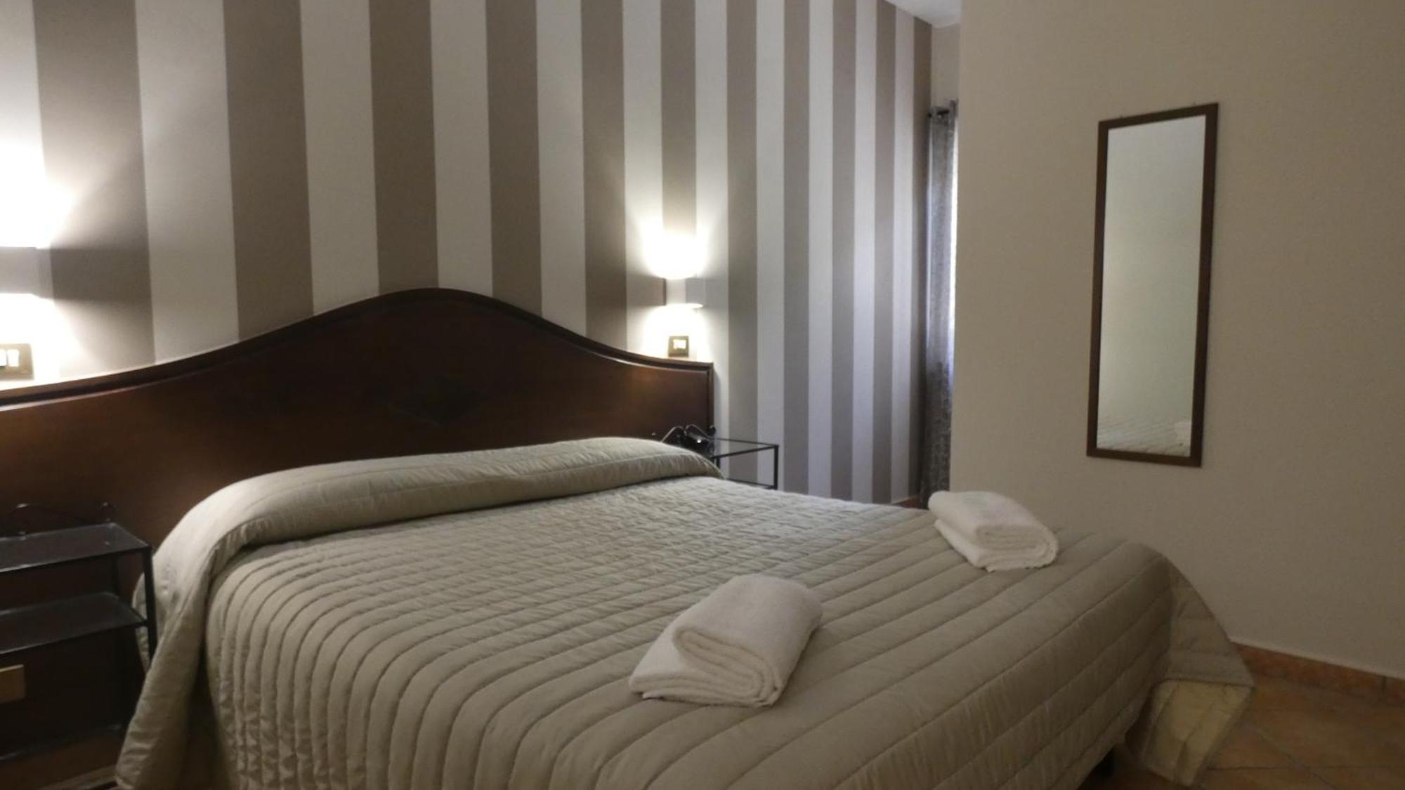 Hotel Piscina La Suite Prossedi ภายนอก รูปภาพ