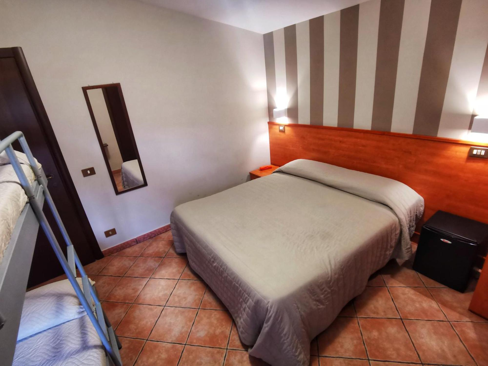 Hotel Piscina La Suite Prossedi ภายนอก รูปภาพ
